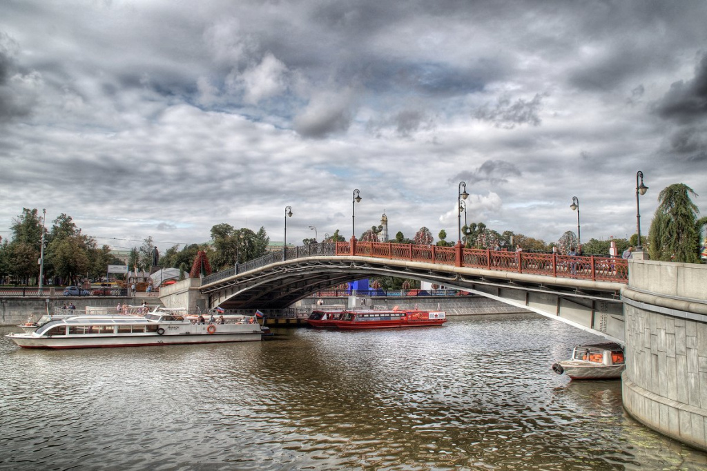 Лужковый мост в Москве