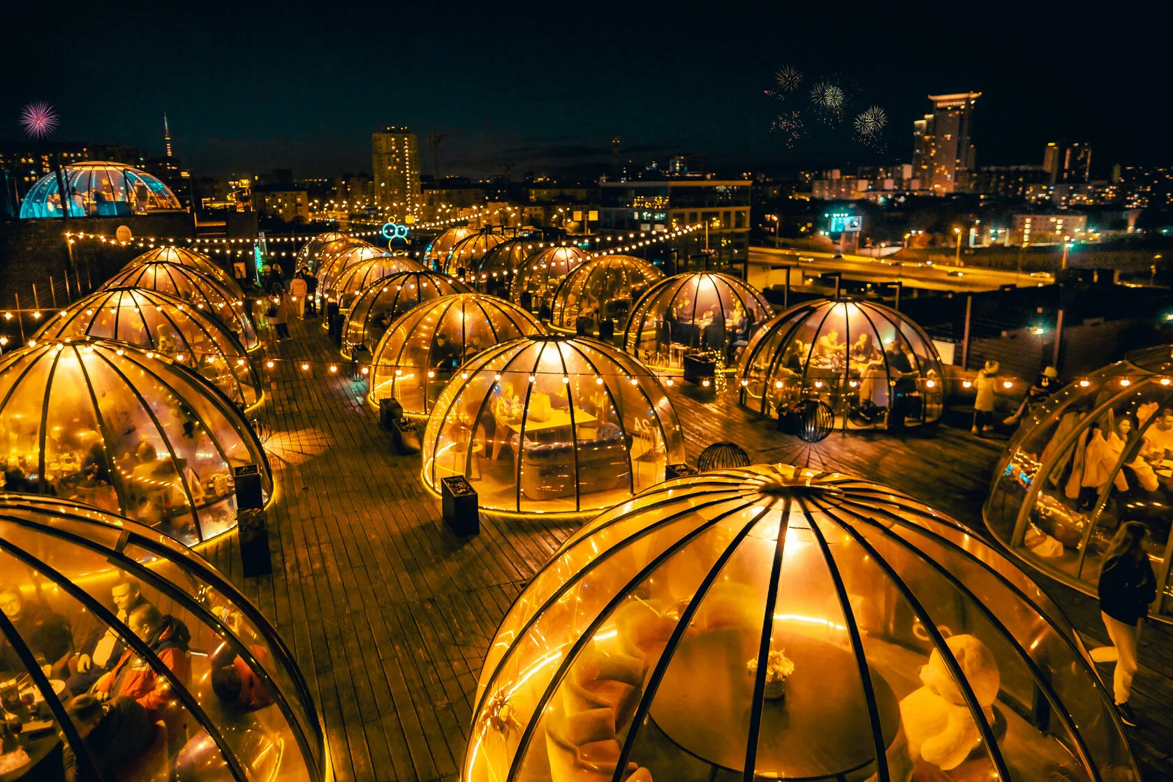 Прозрачные купола для свидания на крыше