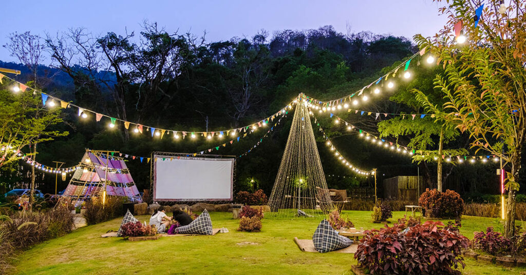 Open-air кино во дворе у воды